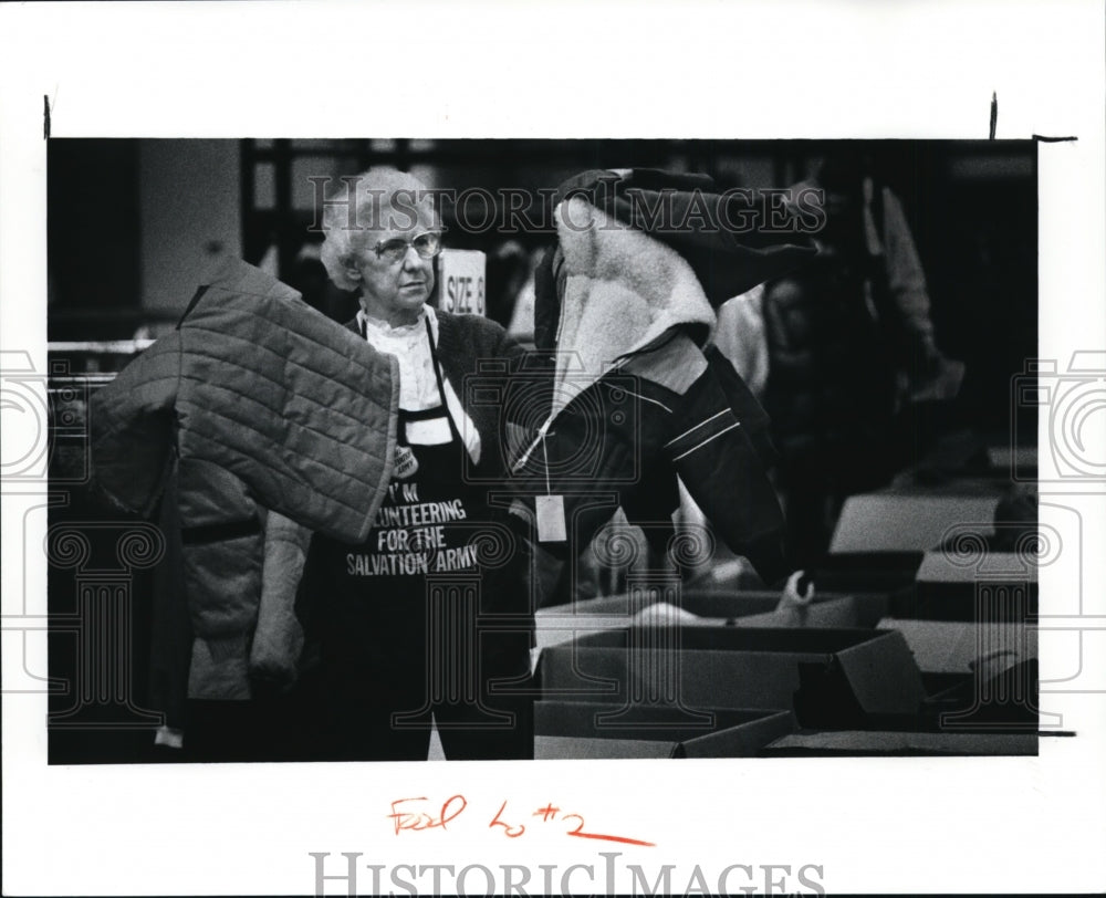 1991 Press Photo Mary Phan, Salvation Army Volunteer At Convention Center - Historic Images