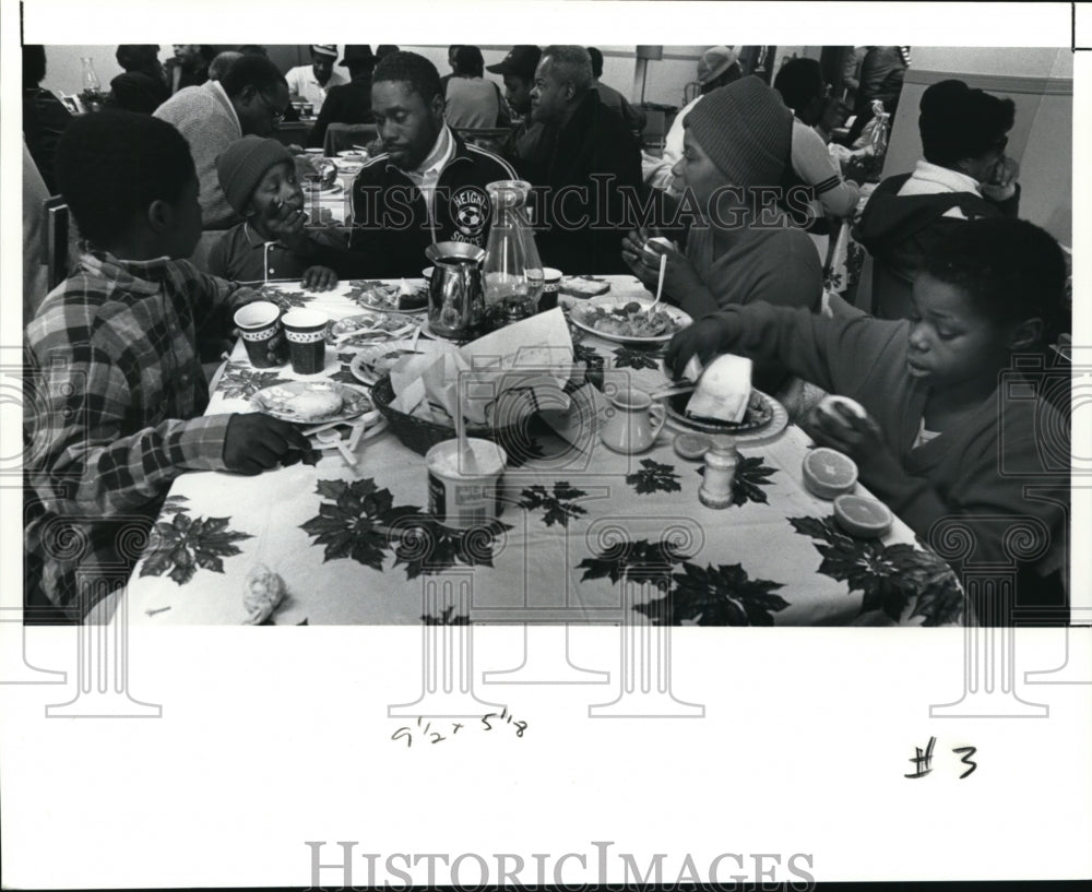 1991 Press Photo The Grace Family Share Christmas Dinner At Salvation Army - Historic Images