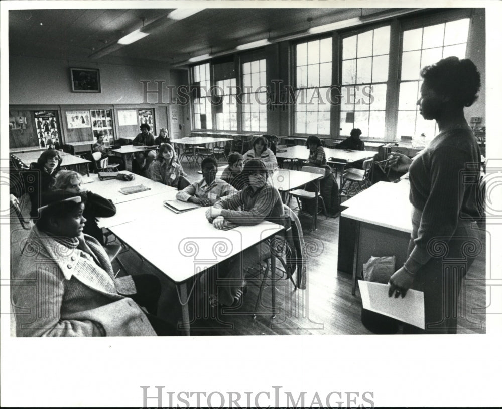 1980 Press Photo Teacher Doris Pugh at Wilbur Wright-Home Room class - cvb30047 - Historic Images