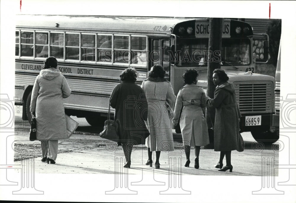 1980 Press Photo Parents board buses after tour of Gallagher-Cleveland School - Historic Images