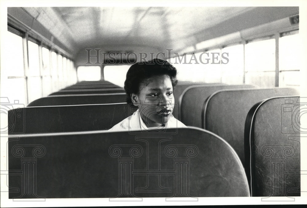 1980 Press Photo Rhoda Pickett all alone on a bus to James Ford Rhodes - Historic Images