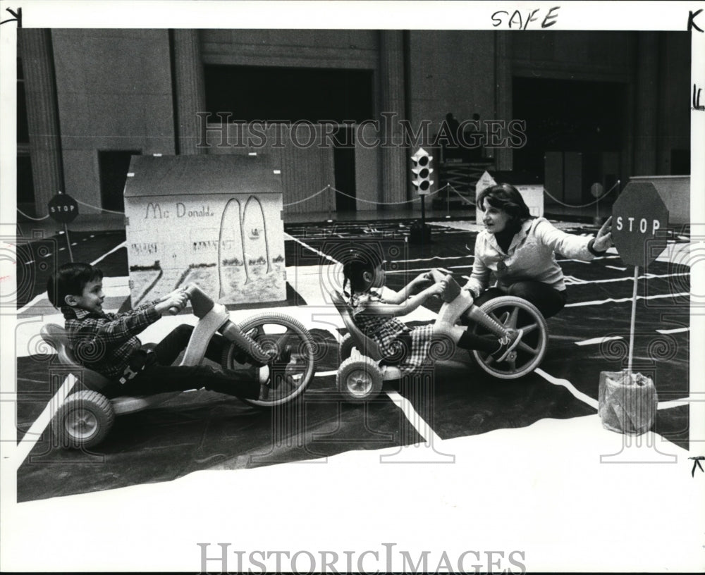 1985 Press Photo Dorothy Chlad, instructs Mariela Catala and Tont Gonzalez - Historic Images