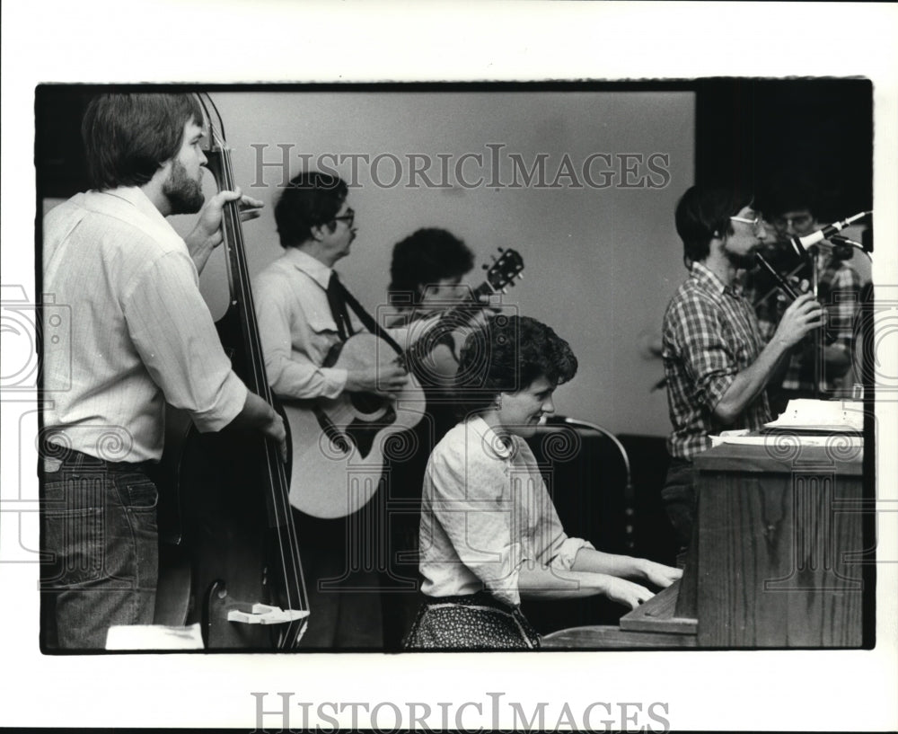 1985 Press Photo Contra Dancing at St Patric&#39;s Church in Cleveland Heights - Historic Images