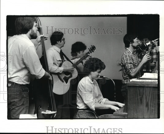 1985 Press Photo Contra Dancing at St Patric's Church in Cleveland Heights - Historic Images