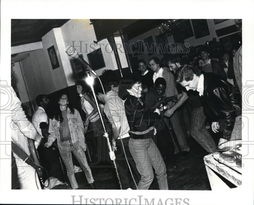 1988 Press Photo Cover Story on College Bars need lots of shots of crowd - Historic Images