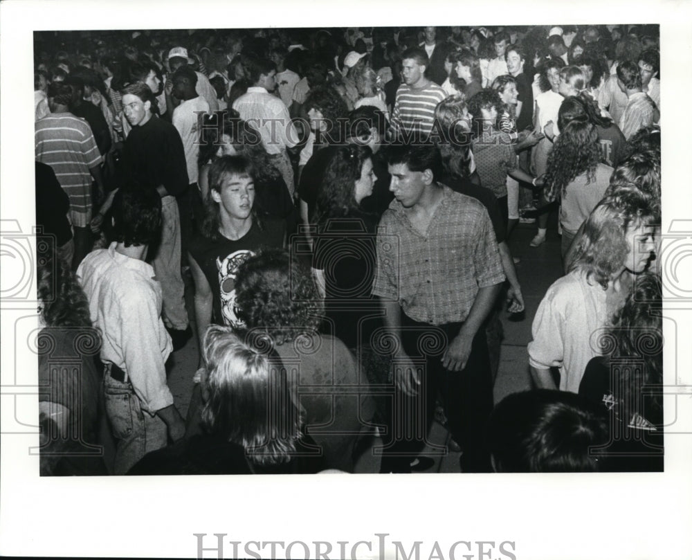 1989 Press Photo Dancers at the Akron Agora, State Rd, State Rd, Cuy Falls - Historic Images