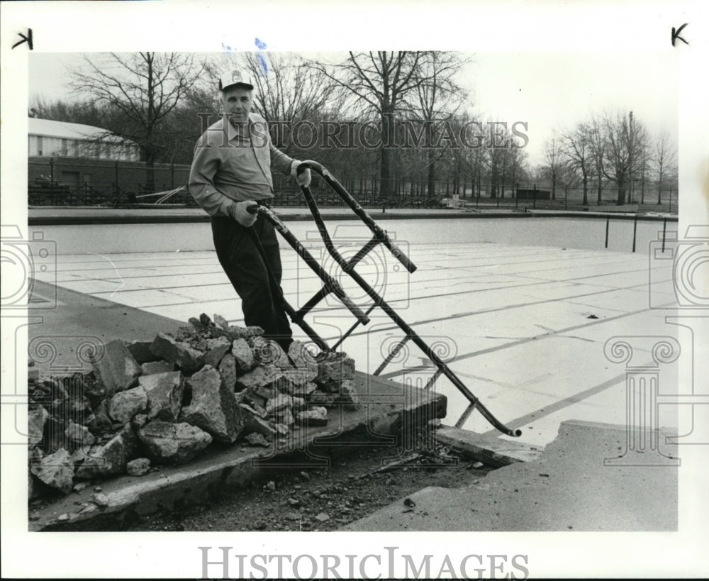 1985 Press Photo Jesse Rice removing one of the pool ladders at Memorial Park Eu - Historic Images