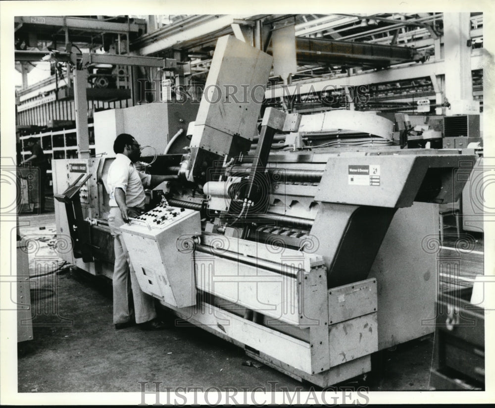 1979 Press Photo Melvin Russell, Test Technician gives final inspection - Historic Images