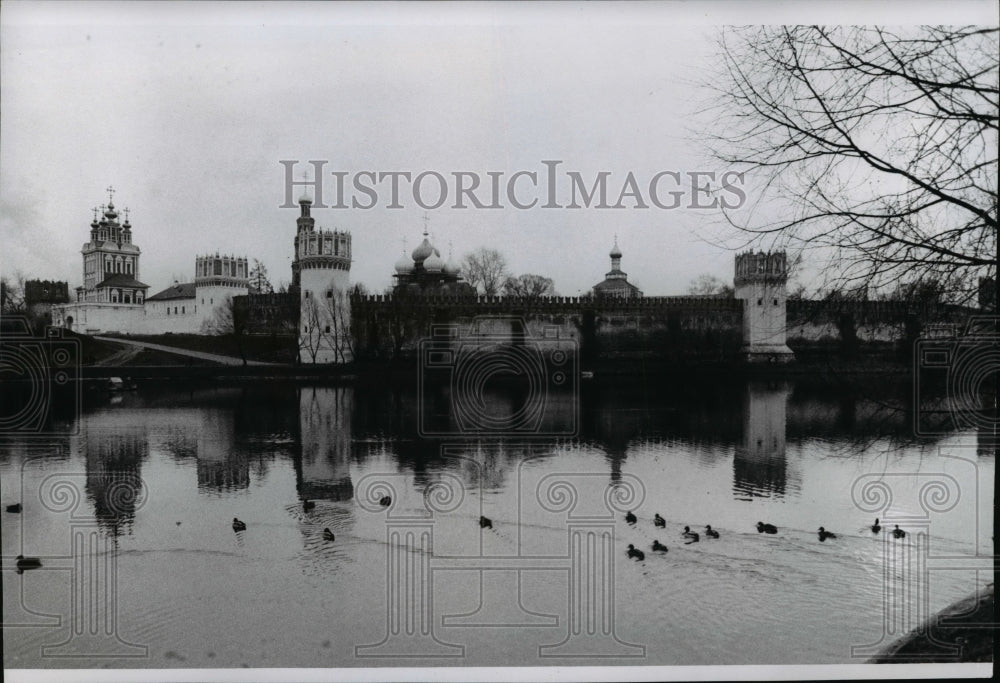 1973, Sheltering Walls - cvb30305 - Historic Images