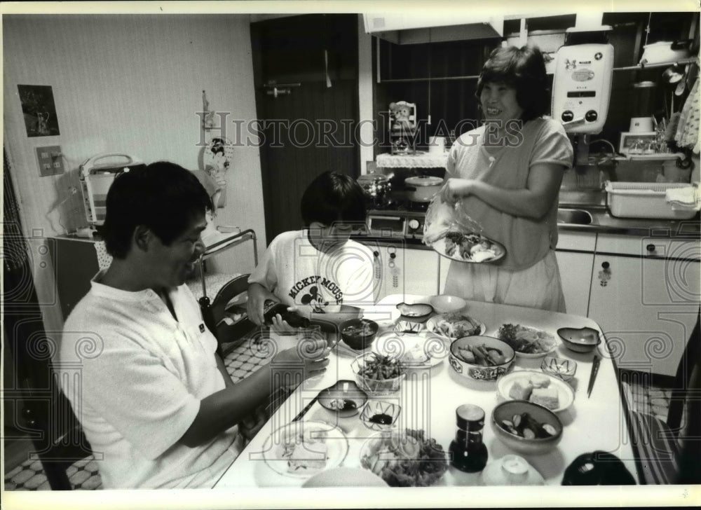 1984 Press Photo Teruo Suzuki with daughter Fumie and wife, Setsuko - cvb30317 - Historic Images