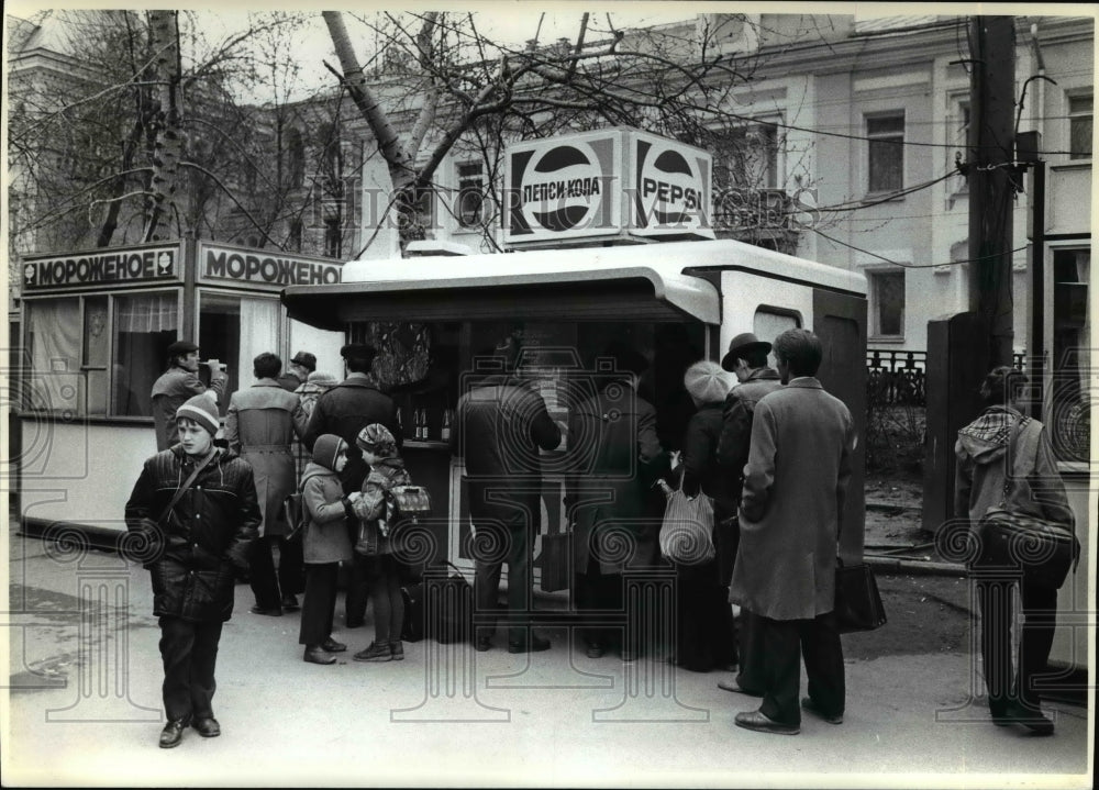 1989 Press Photo People line up for Pepsi Cola in Moscow - cvb30329 - Historic Images