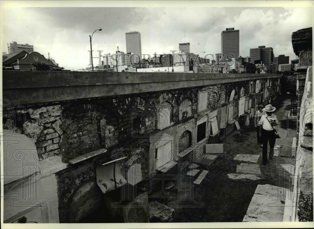 1980 Press Photo Tourists still stroll through St. Louis Cemetery No.1 - Historic Images