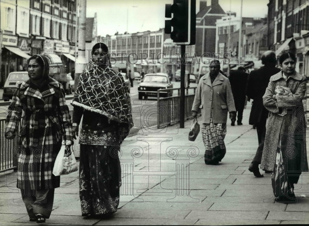 1980 Press Photo Indian women predominate among pedestrians in Southall - Historic Images