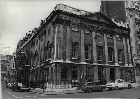 1975 Press Photo One of those places for a well-born chap to get away - Historic Images