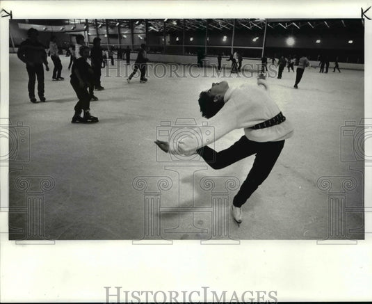 1984 Press Photo Toni Kwiatkowski really skates and show style in a layback spin - Historic Images