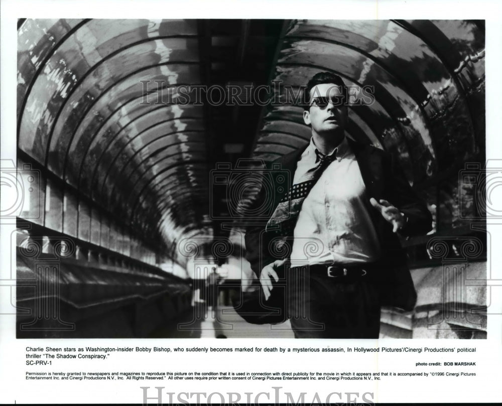 1996 Press Photo Charlie Sheen star as Bobby Bishop in &quot;The Shadow Conspiracy&quot; - Historic Images