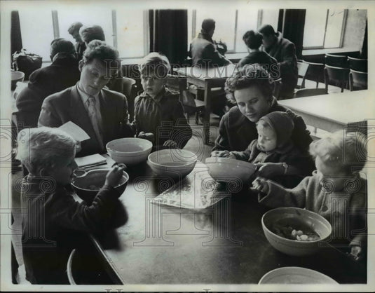 1961 Press Photo East German Refugee's Deterling family in refugee camp canteen - Historic Images