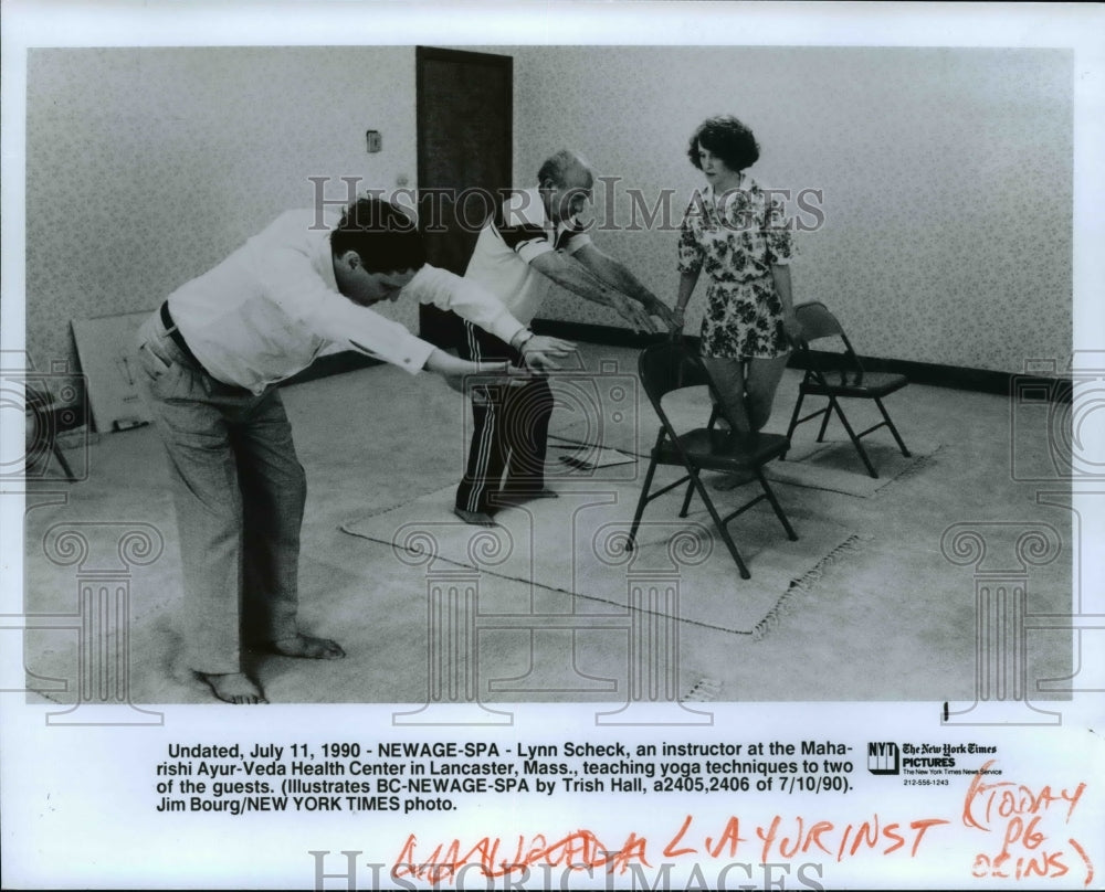 1990 Press Photo Lynn Scheck, an instructor at the Maharishi Ayur-Veda Health Cn - Historic Images