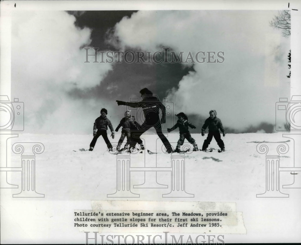 1985 Press Photo Children with instructor for first skiing lessons at the resort - Historic Images