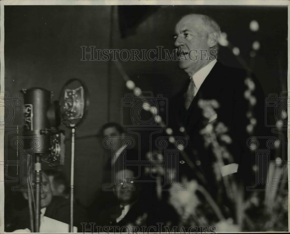 1982 Press Photo Gov. Geo White speaking over radio - cvb30852 - Historic Images