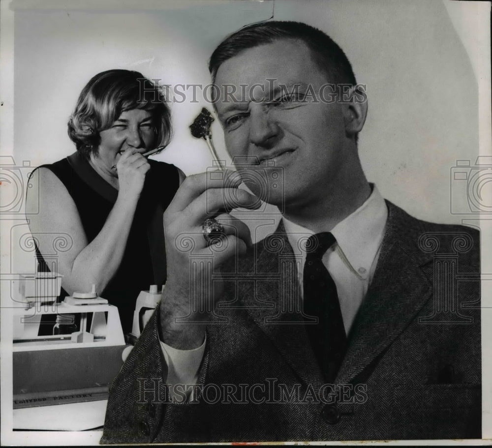 1965 Press Photo Jane Scott and James Naughton-Plain Dealer employees - Historic Images