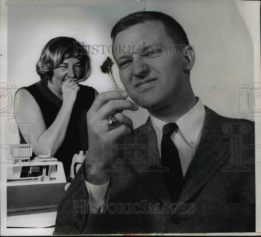1965 Press Photo Jane Scott and James Naughton-Plain Dealer employees - Historic Images
