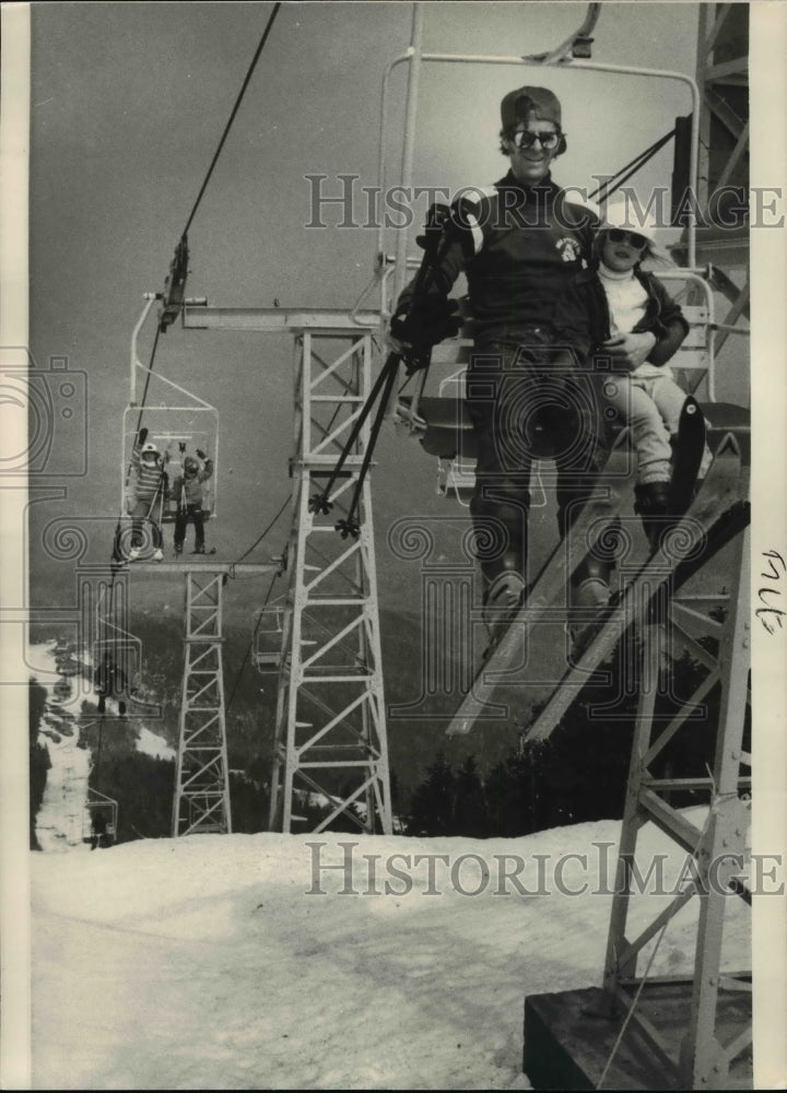 1986 Press Photo Skiers ride the chairlift at Sugarbush ski area in Fayston, Vt.- Historic Images