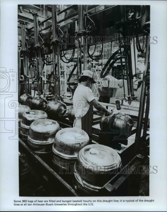 1980 Press Photo Some 360 kegs of beer are filled and bunged (sealed) - Historic Images