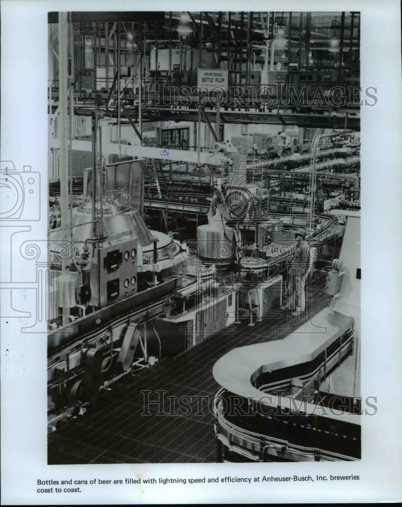 1980 Press Photo Bottles and cans of beer are filled with lightning speed - Historic Images