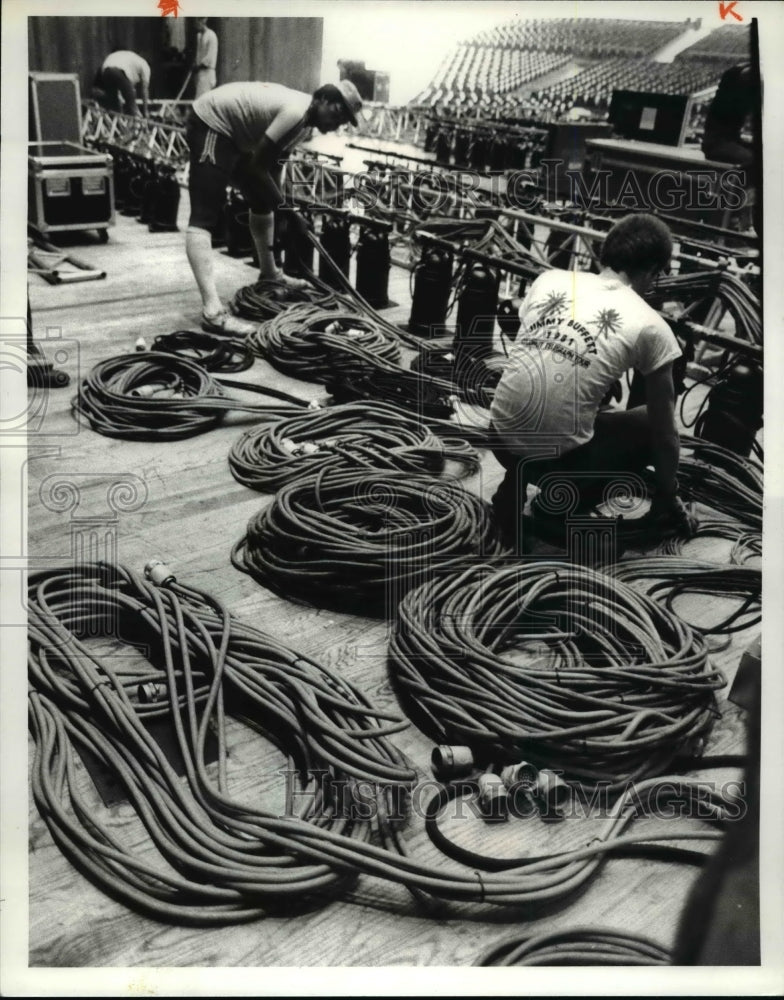 1981 Press Photo Blossom prepare for Ronstadt maze of wiring for overhead lights - Historic Images