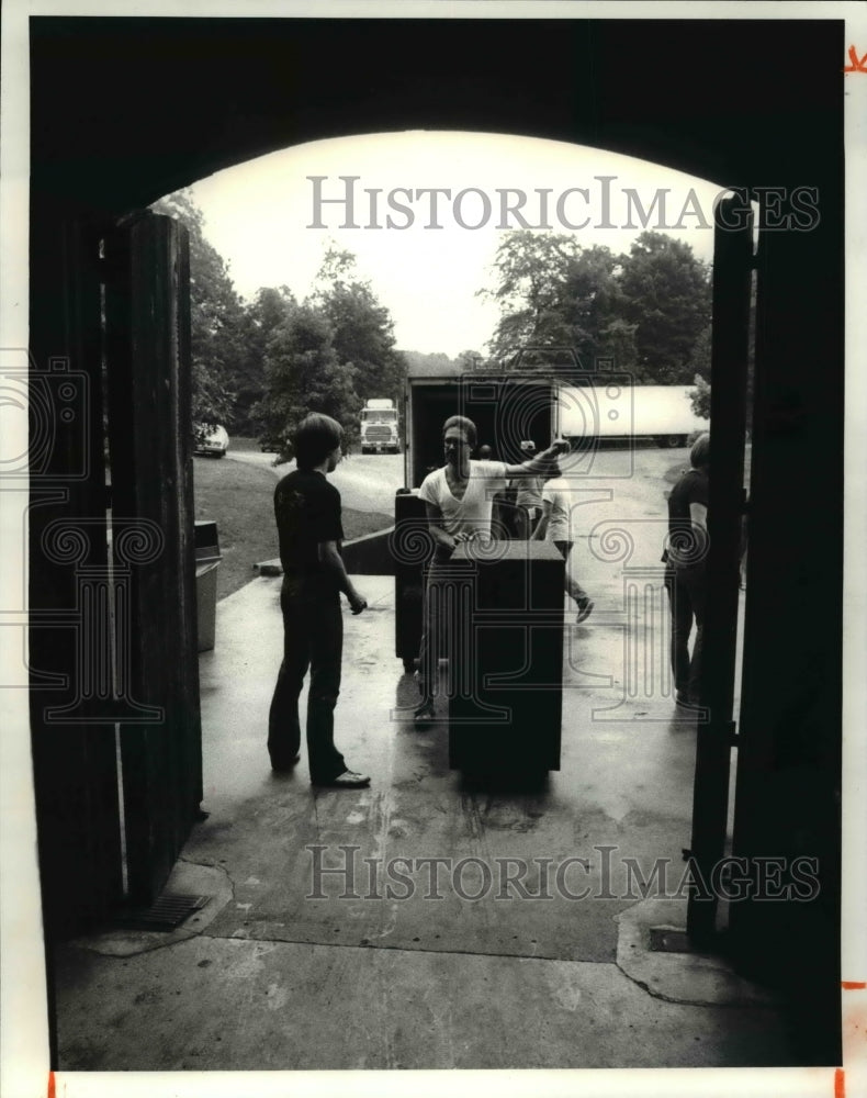 1981 Press Photo Blossom Music Festival prepares for Ronstadt concert - Historic Images