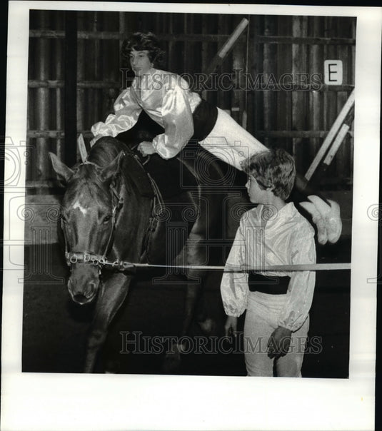 1982 Press Photo Kathy Repke and Dennis Lee rehearse vaulting on Pesky Ruler - Historic Images