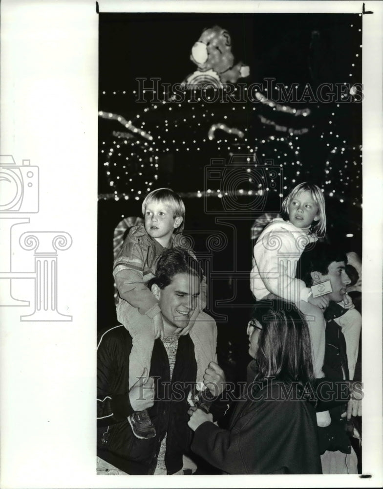 1987 Press Photo Jimmy &amp; Megan Murray watch the lighted decoration - cvb30957 - Historic Images