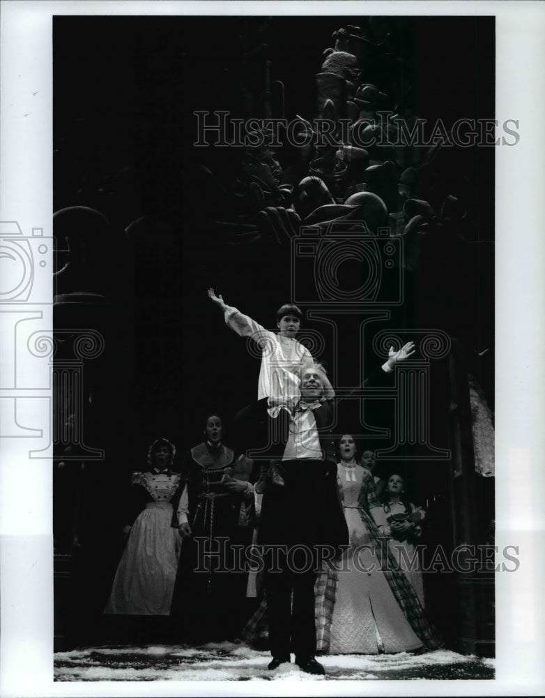 1992 Press Photo Phillip Carroll (Tiny Tim) and William Leach (Ebenezer Scrooge) - Historic Images