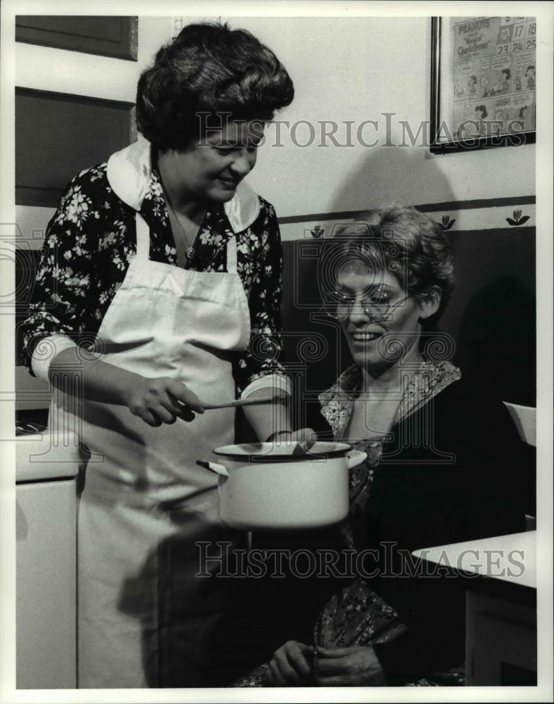 1988 Press Photo Judith Lucas &amp; Dorothy Canepari in Daughters - cvb31022 - Historic Images