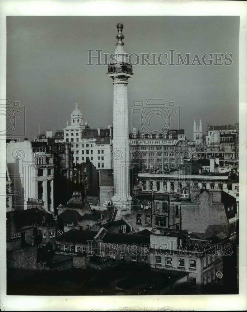 1973 Press Photo Walking tours of London often take visitors off the beaten path - Historic Images