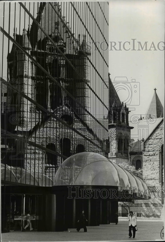 1977 Press Photo Boston's Trinity Church is reflected in the galss-sheathed wall - Historic Images