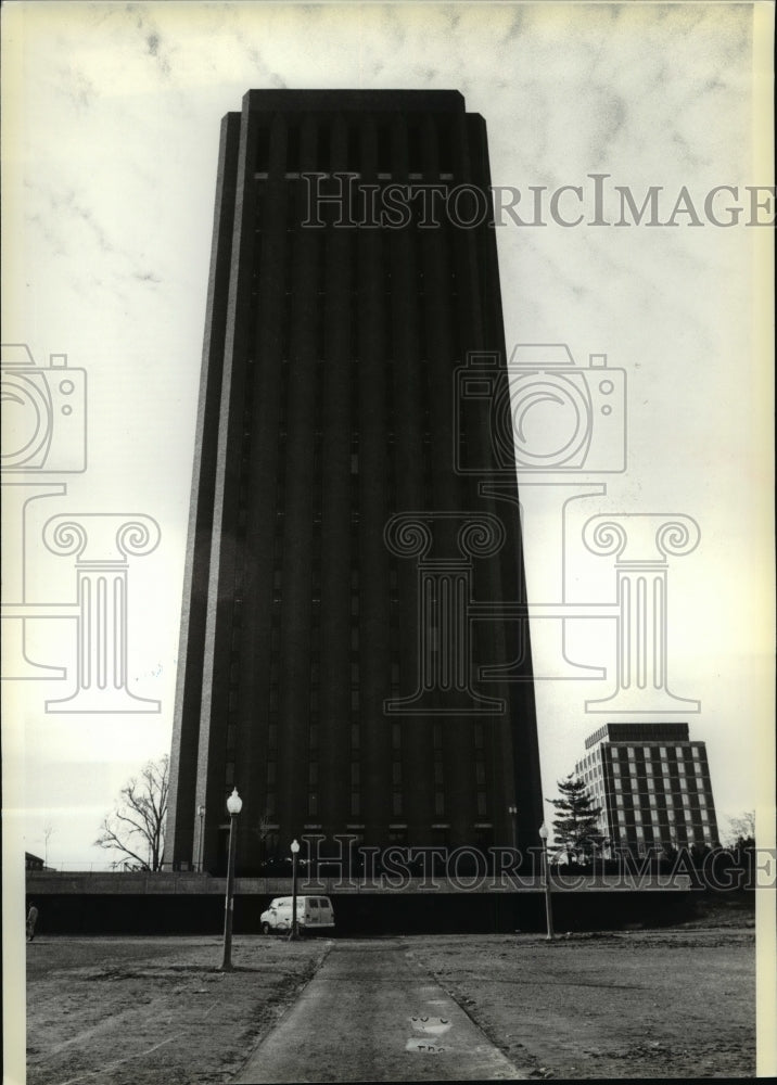 1980, The Tallest Comedown - cvb31120 - Historic Images