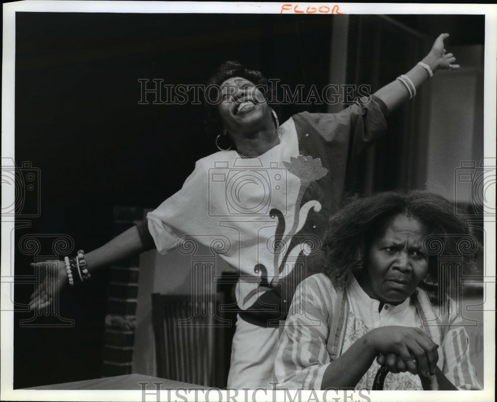 1993 Press Photo A scene in the play &quot;JAR THE FLOOR&quot; - cvb31220 - Historic Images