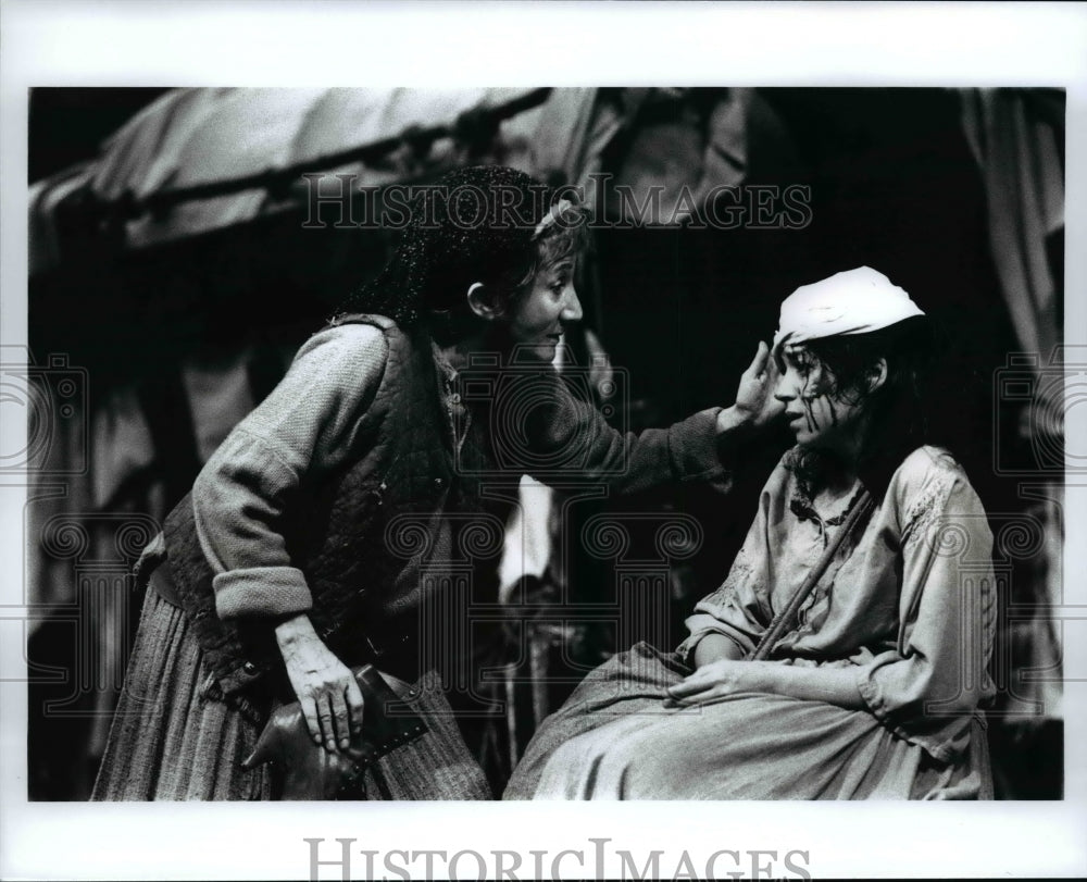 1992 Press Photo Olympia Dukakis and Christina Zorich in &quot;Mother Courage&quot; - Historic Images