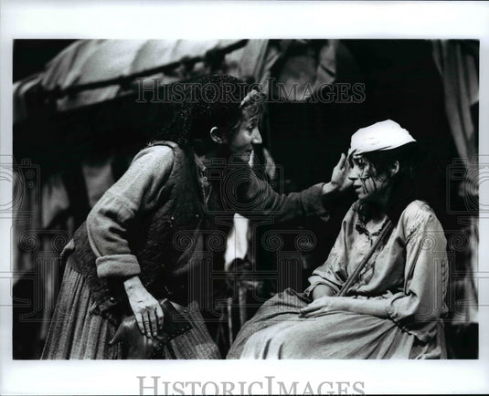 1992 Press Photo Olympia Dukakis and Christina Zorich in "Mother Courage" - Historic Images