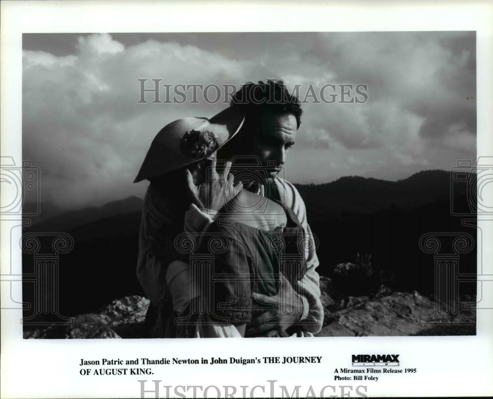 1995 Press Photo: Jason Patric &amp; Thandie Newton in &quot;The Journey of August King&quot; - Historic Images