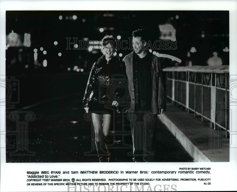 1997 Press Photo Meg Ryan, Matthew Broderick Walking In Addicted to Love - Historic Images