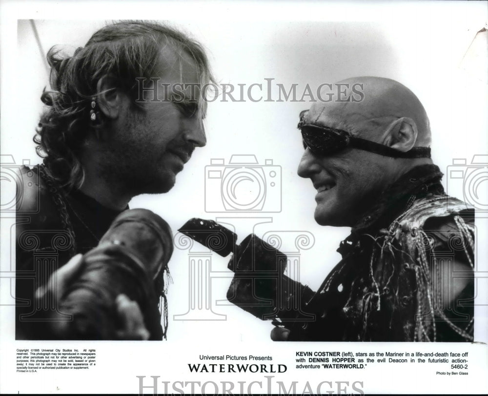 1995 Press Photo Kevin Costner and Dennis Hopper in Waterworld - cvb31411 - Historic Images