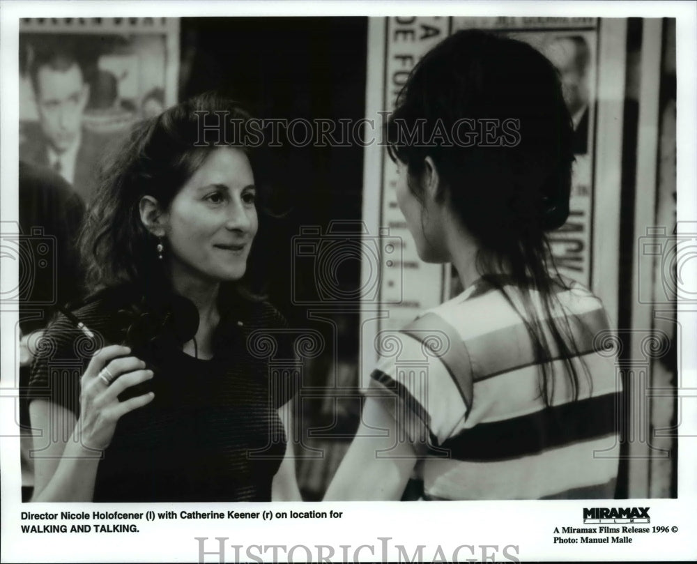 Press Photo Director Nicole Holofcener with Catherine Keener on location - Historic Images