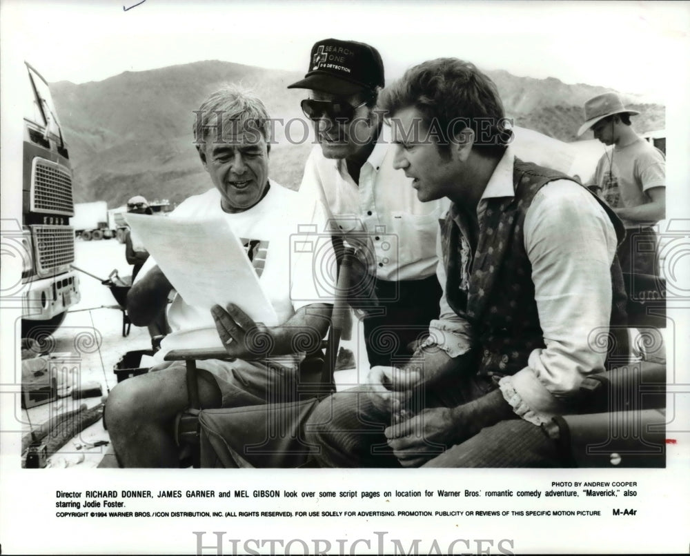 1994 Press Photo Director Richard Donner, James Garner, Mel Gibson-Maverick - Historic Images