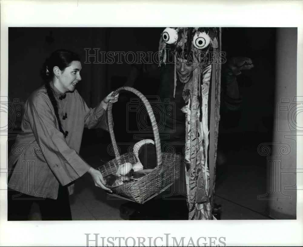 1994 Press Photo Karen Ogle and Doug Armentrout in The Nung-Kua-Ma play - Historic Images