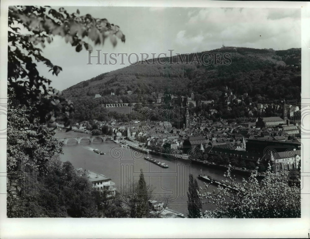 1977 Press Photo View of Heidelberg&#39;s town, castle, university &amp; Neckar River - Historic Images