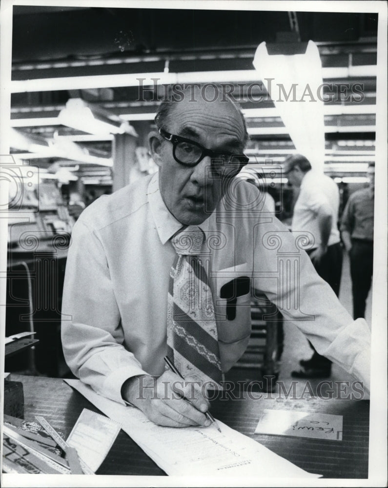 1971 Press Photo Paul Metzler-retiring Plain Dealer employee - cvb31691 - Historic Images