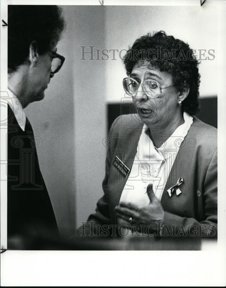 1989 Press Photo Travel agent Jean Brueggeman talikng to Eastern Airline Rep - Historic Images